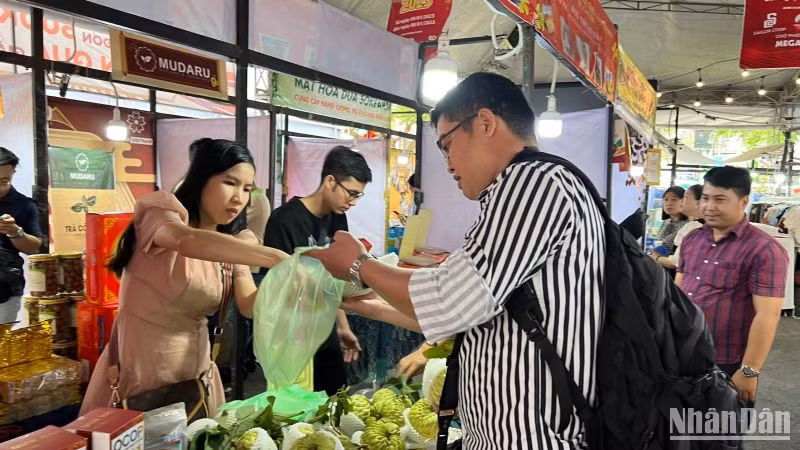 Người tiêu dùng mua sắm tại hội chợ.