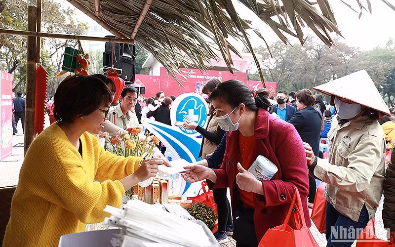 Các gian hàng giảm giá, gian hàng “0 đồng” của Ngày hội thu hút đông đảo người lao động có hoàn cảnh khó khăn. Các gian hàng giảm giá, gian hàng “0 đồng” của Ngày hội thu hút đông đảo người lao động có hoàn cảnh khó khăn.