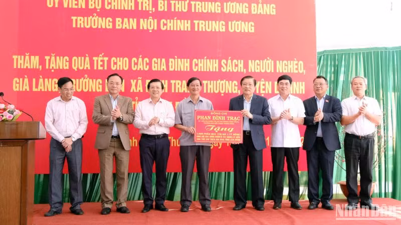 Đồng chí Phan Đình Trạc trao 1.000 phần quà tặng các hộ nghèo tỉnh Lâm Đồng.
