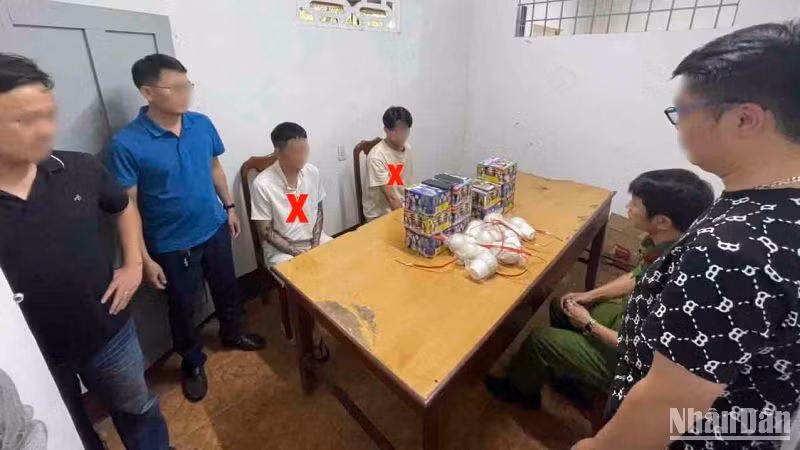 Lực lượng chức năng làm việc với những đối tượng buôn bán pháo hoa trái phép.