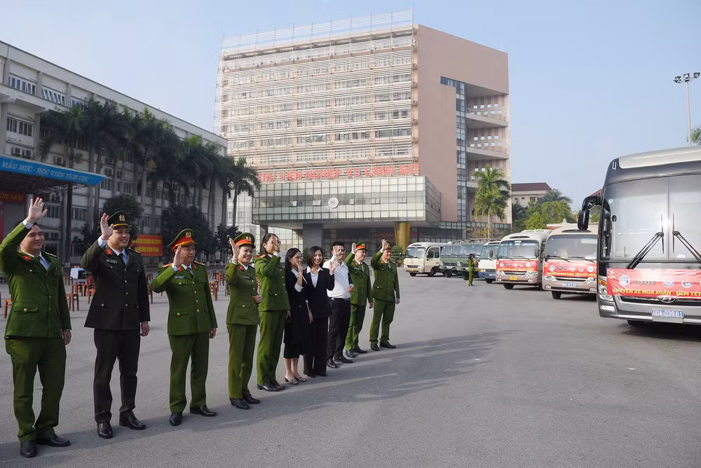 Các đại biểu vẫy chào đoàn xe lăn bánh, đưa các sinh viên về quê đón Tết. Các đại biểu vẫy chào đoàn xe lăn bánh, đưa các sinh viên về quê đón Tết.