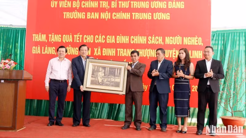 Đồng chí Phan Đình Trạc và đồng chí Nguyễn Hữu Dũng tặng quà lưu niệm cho xã Đinh Trang Thượng.