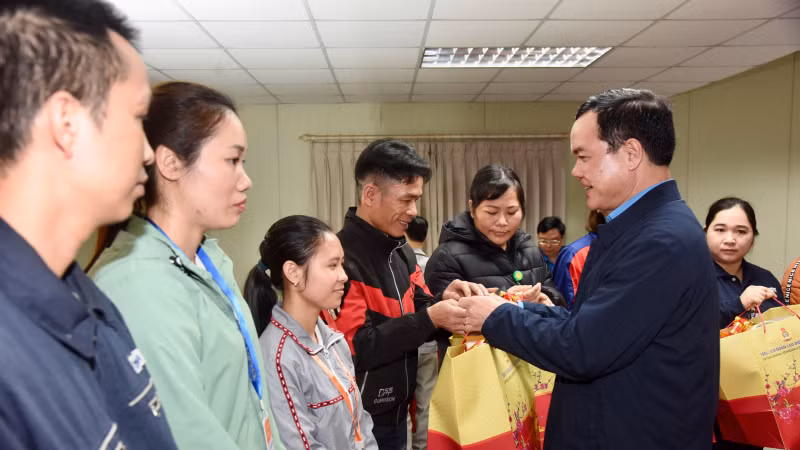 Đồng chí Nguyễn Đình Khang - Ủy viên Trung ương Đảng, Chủ tịch Tổng Liên đoàn Lao động Việt Nam trao quà cho công nhân lao động. Đồng chí Nguyễn Đình Khang - Ủy viên Trung ương Đảng, Chủ tịch Tổng Liên đoàn Lao động Việt Nam trao quà cho công nhân lao động.