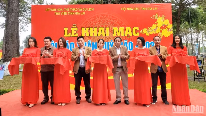 Cắt băng khai mạc Hội báo Xuân Quý Mão-2023.