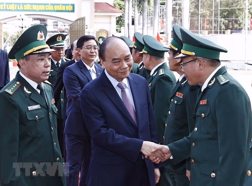 Chủ tịch nước Nguyễn Xuân Phúc thăm, chúc Tết cán bộ, chiến sĩ Bộ đội Biên phòng tỉnh Đắk Lắk. (Ảnh: TTXVN)