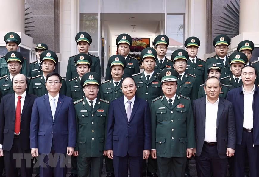 Chủ tịch nước Nguyễn Xuân Phúc cùng cán bộ, chiến sĩ Bộ đội Biên phòng tỉnh Đắk Lắk. (Ảnh: TTXVN)