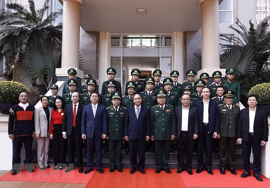 Chủ tịch nước Nguyễn Xuân Phúc cùng cán bộ, chiến sĩ Bộ đội Biên phòng tỉnh Đắk Lắk. (Ảnh: TTXVN)