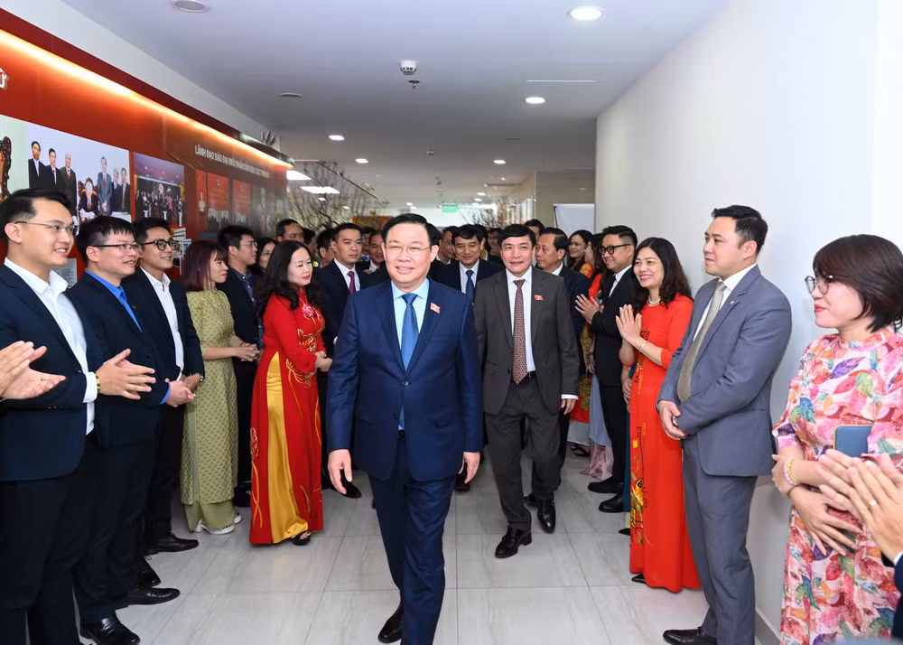 Chủ tịch Quốc hội Vương Đình Huệ và các đại biểu thăm báo Đại biểu Nhân dân. Chủ tịch Quốc hội Vương Đình Huệ và các đại biểu thăm báo Đại biểu Nhân dân.