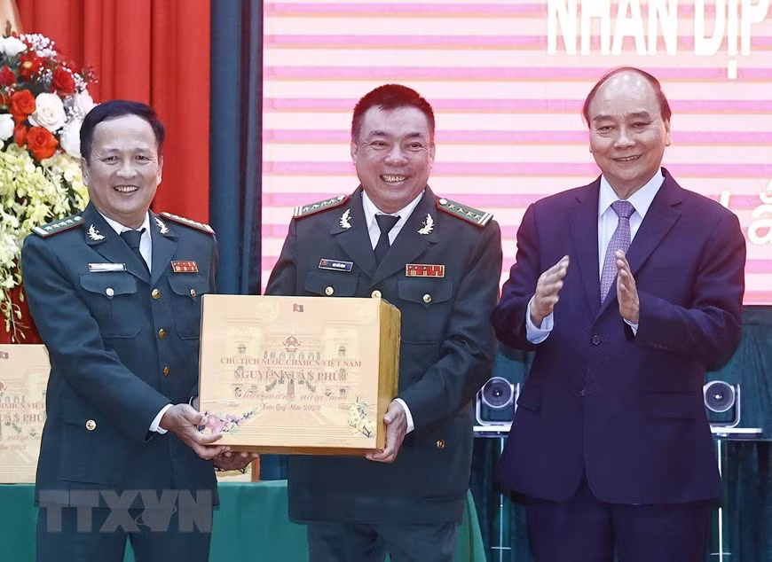 Chủ tịch nước Nguyễn Xuân Phúc tặng quà Tết cán bộ, chiến sĩ Bộ đội Biên phòng tỉnh Đắk Lắk. (Ảnh: TTXVN)