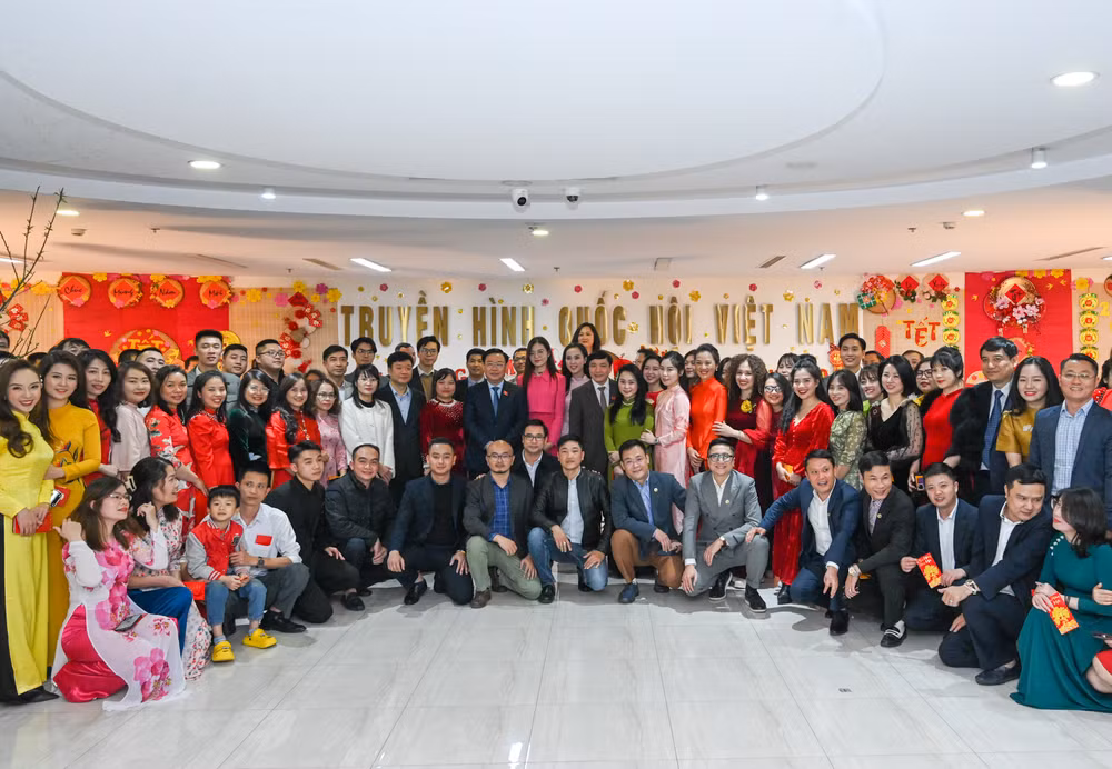 Chủ tịch Quốc hội Vương Đình Huệ với cán bộ, phóng viên Truyền hình Quốc hội Việt Nam. Chủ tịch Quốc hội Vương Đình Huệ với cán bộ, phóng viên Truyền hình Quốc hội Việt Nam.