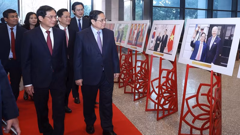 Trước đó, Thủ tướng Phạm Minh Chính tham quan trưng bày ảnh về các hoạt động đối ngoại của ngành ngoại giao. Trước đó, Thủ tướng Phạm Minh Chính tham quan trưng bày ảnh về các hoạt động đối ngoại của ngành ngoại giao.