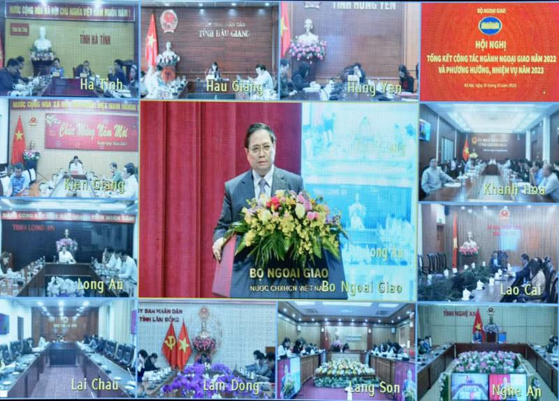 Hội nghị trực tuyến đến 63 tỉnh thành và 94 cơ quan ngoại giao ở nước ngoài. Hội nghị trực tuyến đến 63 tỉnh thành và 94 cơ quan ngoại giao ở nước ngoài.