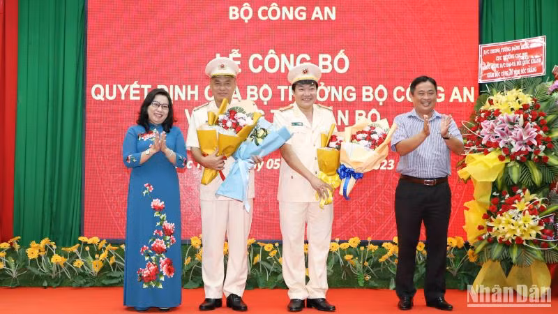 Lãnh đạo Tỉnh ủy Sóc Trăng tặng hoa chúc mừng Đại tá Lâm Thành Sol và Đại tá Bùi Quốc Khánh.