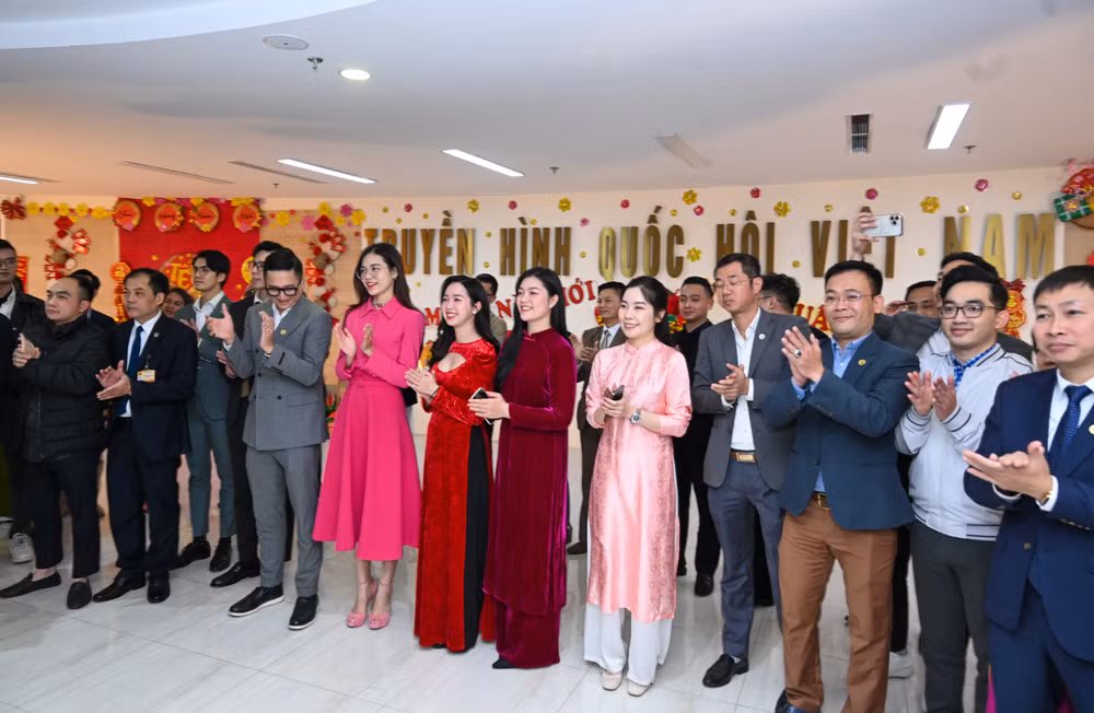 Cán bộ, phóng viên Truyền hình Quốc hội Việt Nam chào đón Chủ tịch Quốc hội Vương Đình Huệ. Cán bộ, phóng viên Truyền hình Quốc hội Việt Nam chào đón Chủ tịch Quốc hội Vương Đình Huệ.
