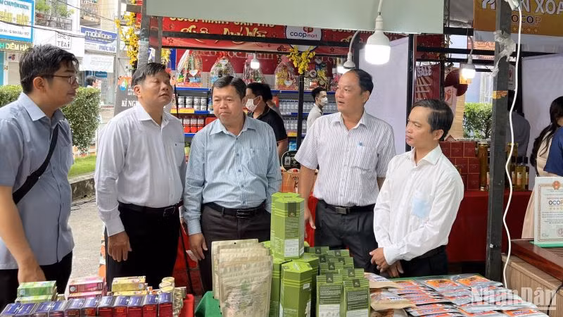 Khách đến hội chợ nghe giới thiệu về sản phẩm trưng bày tại gian hàng. Khách đến hội chợ nghe giới thiệu về sản phẩm trưng bày tại gian hàng.