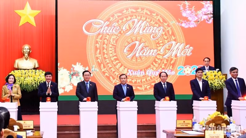 Chủ tịch Quốc hội Vương Đình Huệ và các đại biểu bấm nút khởi công xây dựng công trình cầu Nhật Lệ 3. 