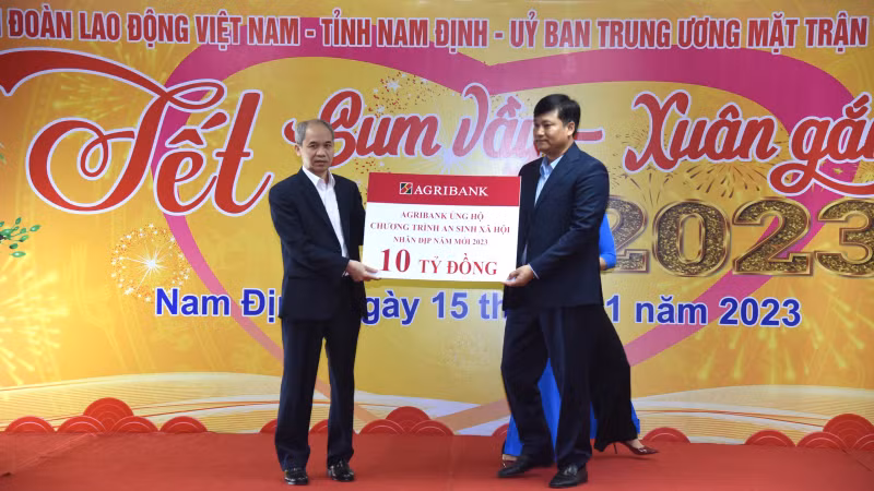 Cũng tại chương trình, Tổng giám đốc Ngân hàng Nông nghiệp và Phát triển nông thôn (Agribank) Phạm Toàn Vượng đã trao tặng số tiền 10 tỷ đồng tài trợ cho phát triển lĩnh vực giáo dục, y tế và hỗ trợ người nghèo tỉnh Nam Định. Cũng tại chương trình, Tổng giám đốc Ngân hàng Nông nghiệp và Phát triển nông thôn (Agribank) Phạm Toàn Vượng đã trao tặng số tiền 10 tỷ đồng tài trợ cho phát triển lĩnh vực giáo dục, y tế và hỗ trợ người nghèo tỉnh Nam Định.