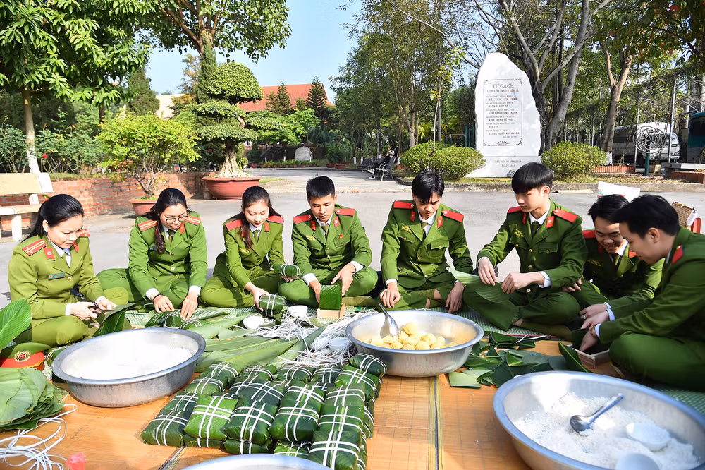Cũng trong dịp này, nhiều hoạt động đón Tết cổ truyền cũng được tổ chức với sự tham gia của đông đảo sinh viên cùng các cán bộ, giảng viên trong học viện. Cũng trong dịp này, nhiều hoạt động đón Tết cổ truyền cũng được tổ chức với sự tham gia của đông đảo sinh viên cùng các cán bộ, giảng viên trong học viện.