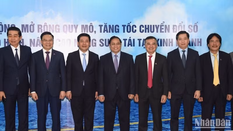 Thủ tướng Phạm Minh Chính với cán bộ, lãnh đạo Tập đoàn Dầu khí Việt Nam. (Ảnh: Trần Hải)