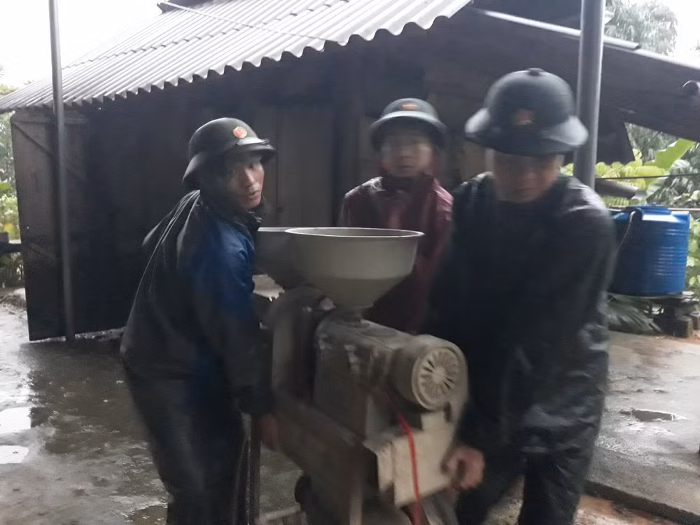 Lực lượng chức năng di chuyển đồ đạc người dân đến nơi an toàn.