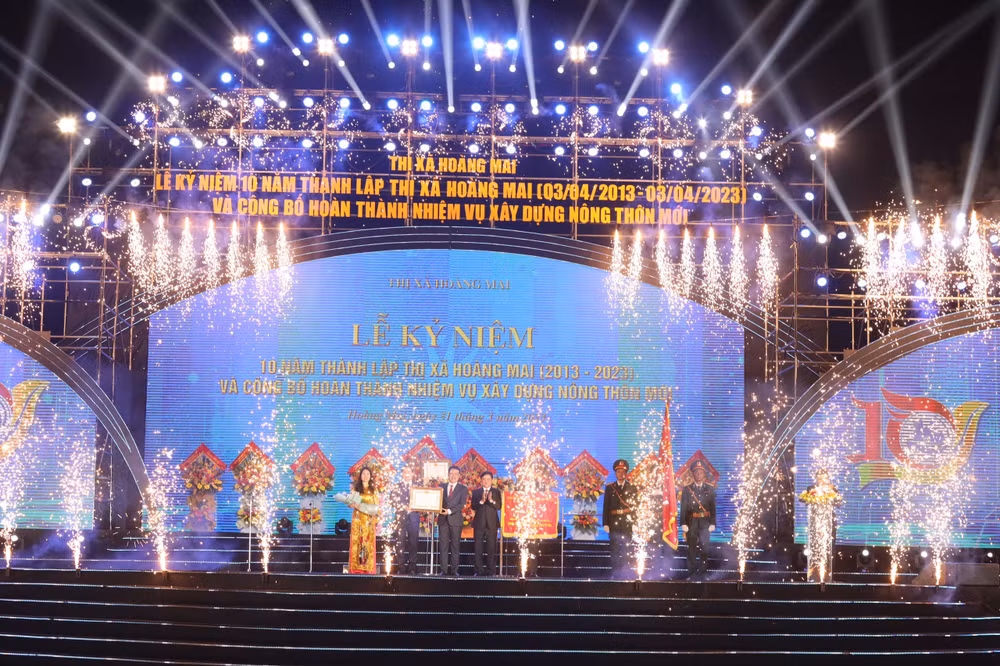 Bí thư Tỉnh ủy Nghệ An Thái Thanh Quý trao Huân chương Lao động hạng Ba và Cờ thi đua xuất sắc của Chính phủ năm 2022 cho nhân dân và cán bộ thị xã Hoàng Mai.
