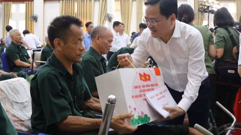 Bí thư Tỉnh ủy Bắc Ninh Nguyễn Anh Tuấn trao quà cho các thương, bệnh binh tại Trung tâm Điều dưỡng Thương binh Thuận Thành. Bí thư Tỉnh ủy Bắc Ninh Nguyễn Anh Tuấn trao quà cho các thương, bệnh binh tại Trung tâm Điều dưỡng Thương binh Thuận Thành.
