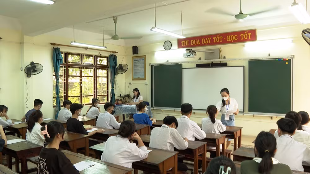 Các thí sinh Bắc Ninh làm thủ tục và nghe quy chế thi chiều 27/6.