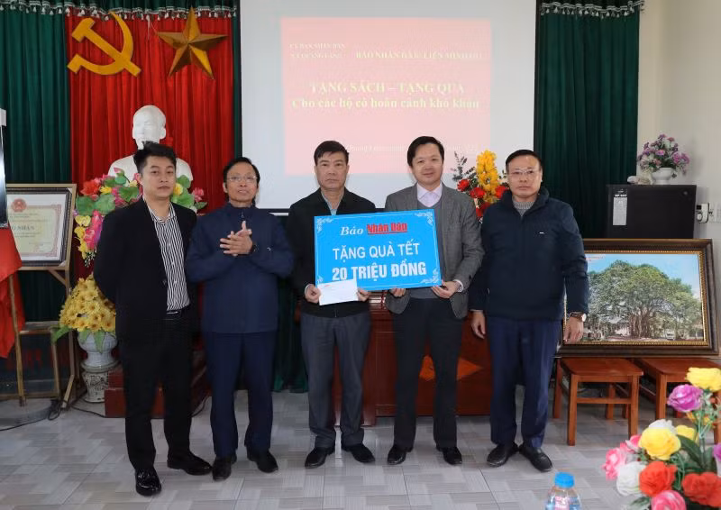 Đại diện Báo Nhân Dân trao quà Tết tặng các hộ nghèo, gia đình có hoàn cảnh khó khăn trên địa bàn xã Quảng Lãng (Ân Thi).