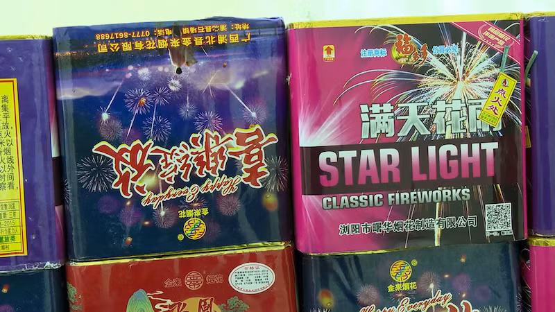 Tang vật là pháo hoa nổ do Trung Quốc sản xuất.