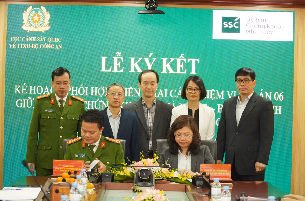 Chủ tịch Ủy ban Chứng khoán Nhà nước Vũ Thị Chân Phương và Đại tá Vũ Văn Tấn, Phó Cục trưởng Cục Cảnh sát Quản lý hành chính về trật tự xã hội – Bộ Công an ký Kế hoạch phối hợp triển khai Đề án 06 giữa Ủy ban Chứng khoán Nhà nước với Cục Cảnh sát Quản lý hành chính về trật tự xã hội. Chủ tịch Ủy ban Chứng khoán Nhà nước Vũ Thị Chân Phương và Đại tá Vũ Văn Tấn, Phó Cục trưởng Cục Cảnh sát Quản lý hành chính về trật tự xã hội – Bộ Công an ký Kế hoạch phối hợp triển khai Đề án 06 giữa Ủy ban Chứng khoán Nhà nước với Cục Cảnh sát Quản lý hành chính về trật tự xã hội.