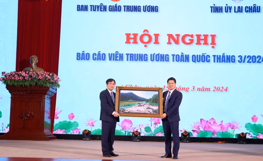 Đồng chí Vũ Mạnh Hà, Ủy viên dự khuyết Trung ương Đảng, Phó Bí thư Thường trực Tỉnh ủy tặng quà của tỉnh Lai Châu cho Ban Tuyên giáo Trung ương.