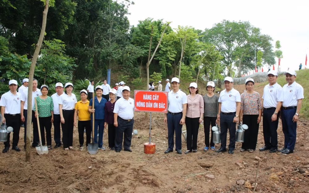 Các đại biểu trồng cây hưởng ứng trong khuôn viên Khu di tích Lăng và Đền thờ Kinh Dương Vương.