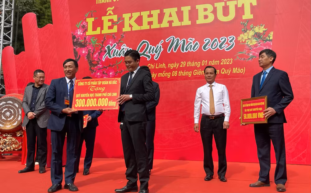 Đại diện các doanh nghiệp ủng hộ Quỹ khuyến học thành phố Chí Linh. Đại diện các doanh nghiệp ủng hộ Quỹ khuyến học thành phố Chí Linh.