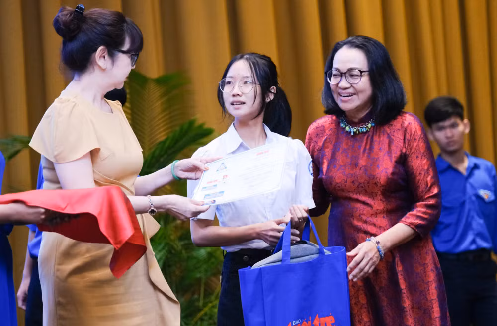 Tân sinh viên Quảng Nam-Đà Nẵng nhận học bổng Tiếp sức đến trường trong lễ trao ngày 15/10. Tân sinh viên Quảng Nam-Đà Nẵng nhận học bổng Tiếp sức đến trường trong lễ trao ngày 15/10.