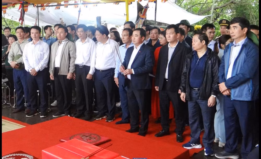 Các đại biểu hành lễ trên Ngũ nhạc linh từ. Các đại biểu hành lễ trên Ngũ nhạc linh từ.