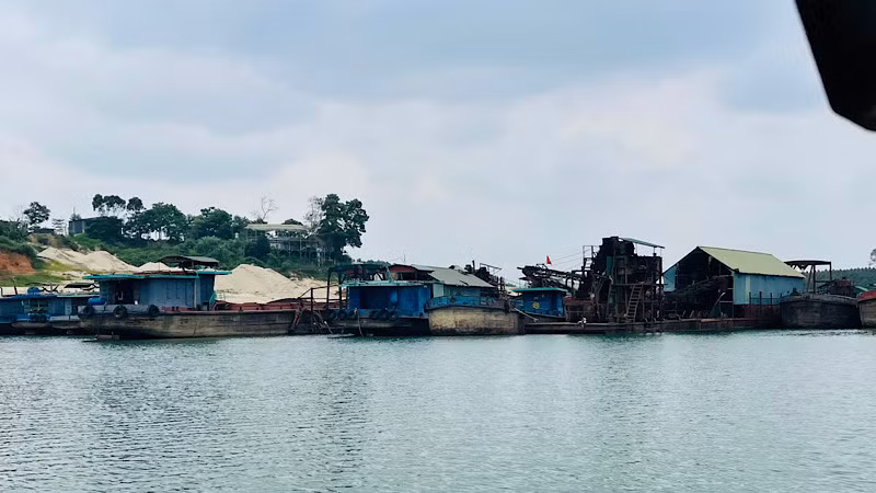 Do mực nước xuống thấp, nhiều tàu chở vật liệu phải nằm bờ. Do mực nước xuống thấp, nhiều tàu chở vật liệu phải nằm bờ.