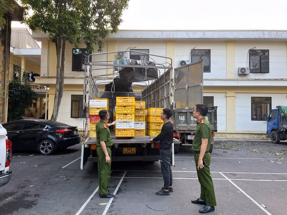 Đối tượng cùng phương tiện và tang vật tại cơ quan Công an.