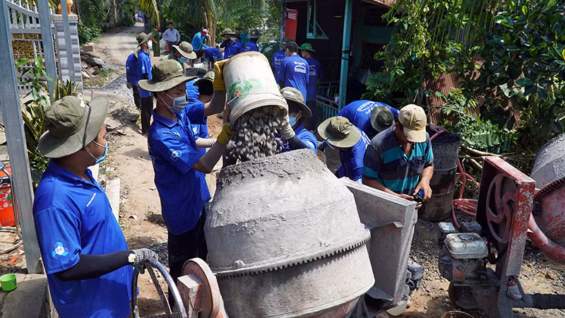 Chiến dịch "Thanh niên tình nguyện hè" năm 2023 tại ấp Hoàng Việt, xã Tân Phước, huyện Tân Hồng (tỉnh Đồng Tháp).