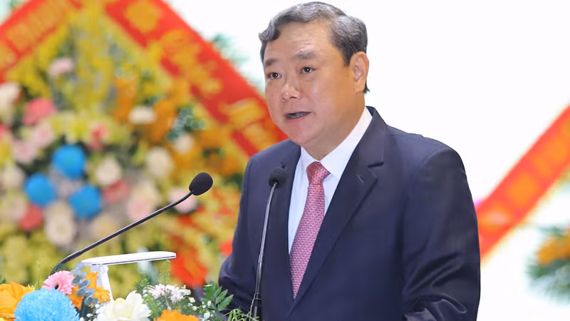 Bí thư Thành ủy, Chủ tịch Hội đồng nhân dân thành phố Thanh Hóa trình bày diễn văn kỷ niệm.