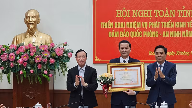 Lãnh đạo tỉnh Thanh Hóa đạt thành tích tiêu biểu, xuất sắc được Thủ tướng Chính phủ tặng Bằng khen. Lãnh đạo tỉnh Thanh Hóa đạt thành tích tiêu biểu, xuất sắc được Thủ tướng Chính phủ tặng Bằng khen.