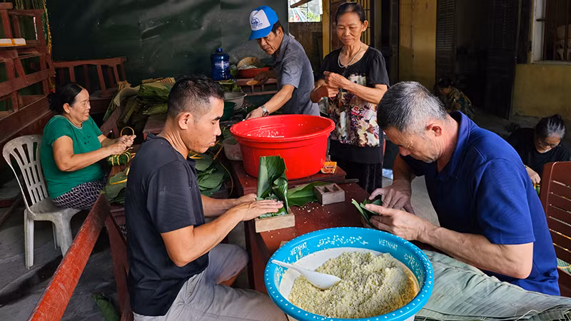 Người dân giữ tục gói, nấu bánh chưng, dâng Bà Triều. Người dân giữ tục gói, nấu bánh chưng, dâng Bà Triều.