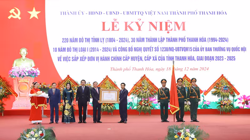 Bí thư Tỉnh ủy Thanh Hóa trao Huân chương Lao động hạng Nhất cho thành phố Thanh Hóa.