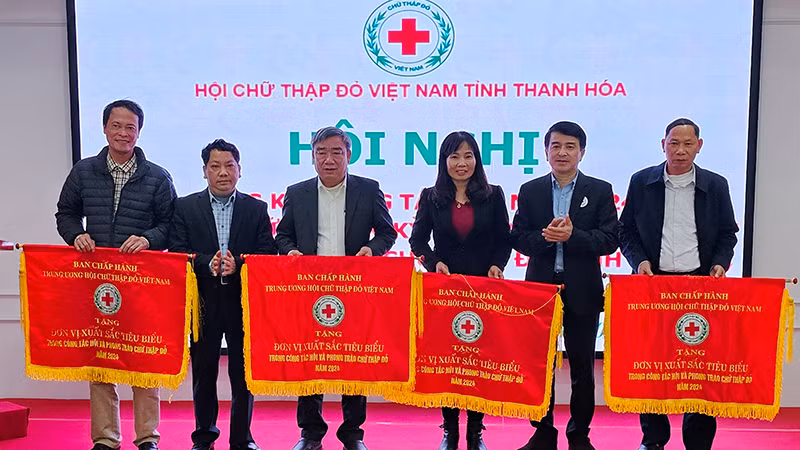 Hội Chữ thập đỏ Thanh Hóa tặng Cờ thi đua cho 4 đơn vị.