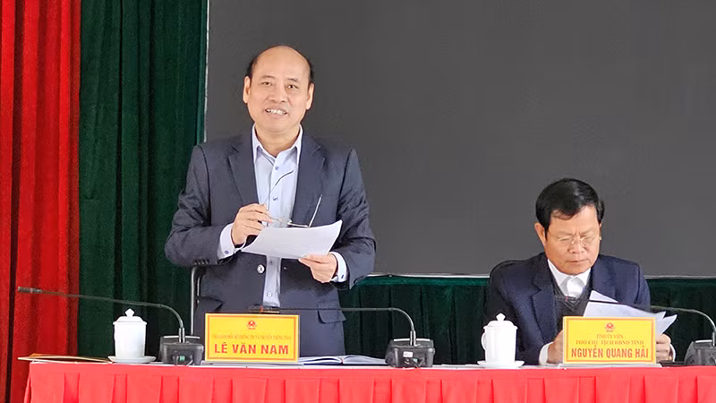 Chủ tọa điều hành buổi họp báo. Chủ tọa điều hành buổi họp báo.