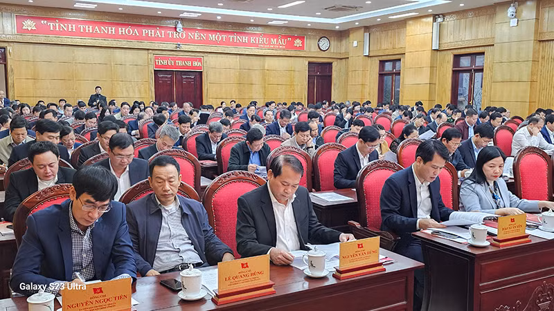 Đông đảo cán bộ, đảng viên ở Thanh Hóa tham dự hội nghị tổng kết Nghị quyết 18-NQ/TW. Đông đảo cán bộ, đảng viên ở Thanh Hóa tham dự hội nghị tổng kết Nghị quyết 18-NQ/TW.