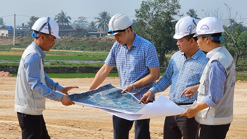 Nhà thầu, tư vấn giám sát và quản lý dự án trao đổi giải pháp thi công đường Vạn Thiện-Bến En. Nhà thầu, tư vấn giám sát và quản lý dự án trao đổi giải pháp thi công đường Vạn Thiện-Bến En.