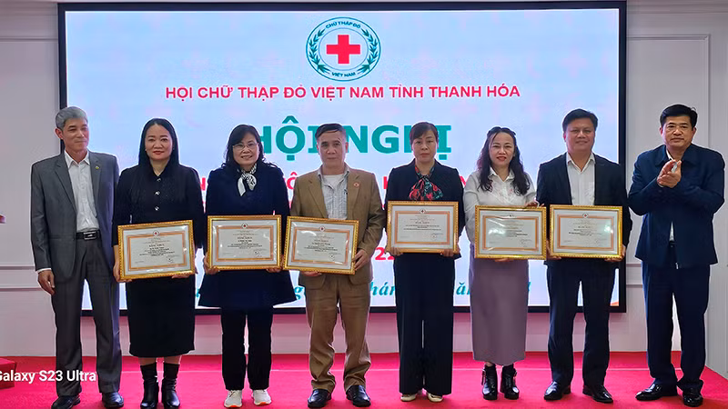 Hội Chữ thập đỏ tỉnh Thanh Hóa trao tặng Bằng khen cho các tập thể xuất sắc. Hội Chữ thập đỏ tỉnh Thanh Hóa trao tặng Bằng khen cho các tập thể xuất sắc.