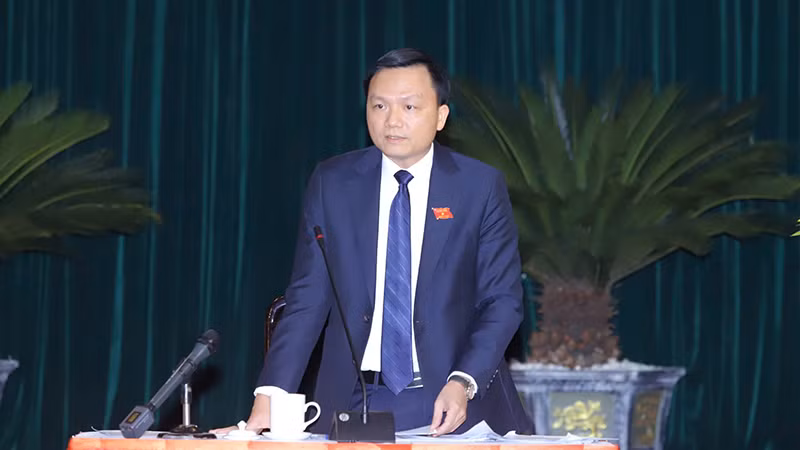 Giám đốc Sở Kế hoạch và Đầu tư tỉnh Thanh Hóa giải trình tại phiên chất vấn. Giám đốc Sở Kế hoạch và Đầu tư tỉnh Thanh Hóa giải trình tại phiên chất vấn.