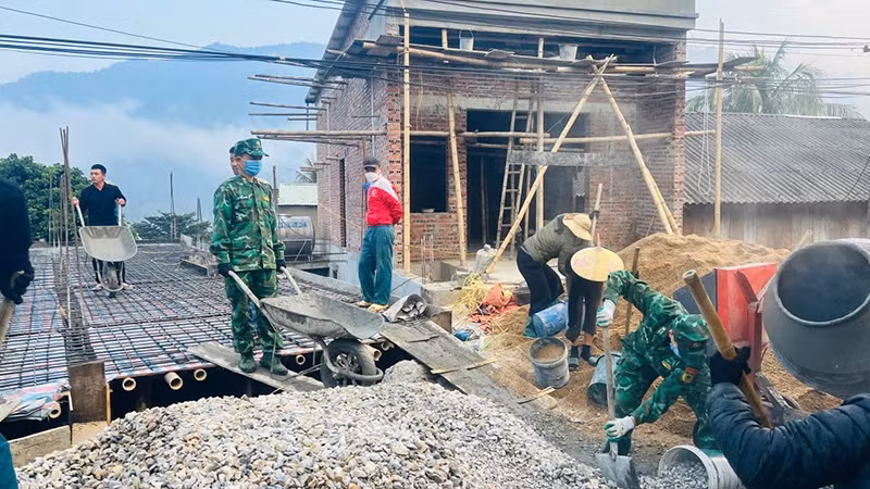 Bộ đội Biên phòng hỗ trợ các hộ gia đình ở khu phố Piềng Mòn, thị trấn Mường Lát xây dựng nhà ở.