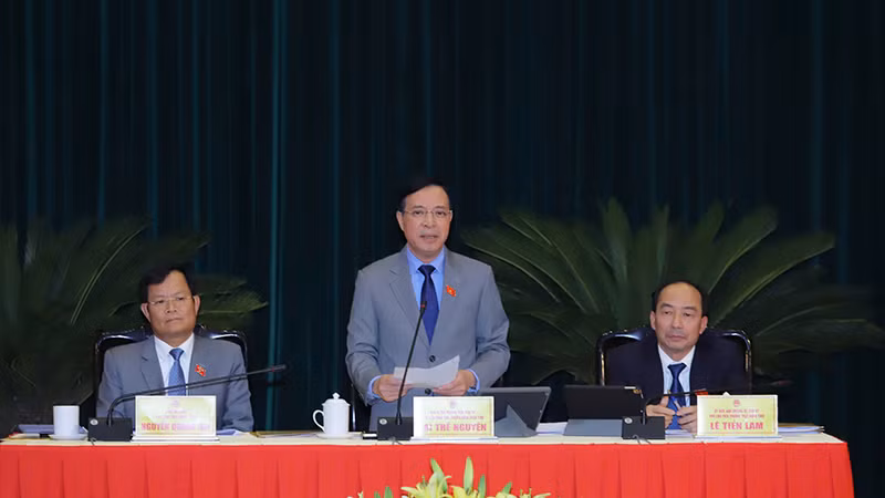 Chủ tịch Hội đồng nhân dân tỉnh Thanh Hóa điều hành phiên chất vấn. Chủ tịch Hội đồng nhân dân tỉnh Thanh Hóa điều hành phiên chất vấn.